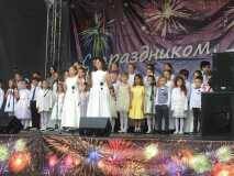 2019.05.25.1.-Mladshij-hor-Radost-hor-Notki.-Solistki-Kopylova-Marija-Kopylova-Katja.-Ju.-Vizbor.-Napolnim-muzykoj-serdca.-Den-goroda-Troicka.