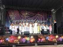 2019.05.25.2.-Mladshij-hor-Radost-hor-Notki.-Solistki-Kopylova-Marija-Kopylova-Katja.-Ju.-Vizbor.-Napolnim-muzykoj-serdca.-Den-goroda-Troicka.